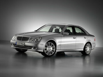 Mercedes-Benz E-Class Saloon and Estate, special "Sport Edition" model (Code P84), model series 211. Available from 14.03.2005 to 14.05.2005 for E 200 Kompressor, E 350, E 350 4MATIC, E 500 and E 500 43 MATIC in the three equipment lines CLASSIC, ELEGANCE or AVANTGARDE. Including Sports package, 18-inch 10-twin-spoke light-alloy wheels painted in sterling silver, metallic paint finish, PARKTRONIC, Audio 50 APS radio. Interior: 4-spoke multifunction sport steering wheel in embossed leather, heated front seats, light-coloured double topstitching in front and rear.