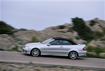 Mercedes-Benz CLK 55 AMG Cabriolet, Baureihe A 209, 2003.
Ein kraftvoller V8-Power Motor, dynamische Fahreigenschaften und hochwertige Serienausstattung - innerhalb der Modellpalette der CLK - Klasse spielt das CLK AMG Cabriolet die Rolle des offenen, sportlichen Spitzenmodells. 