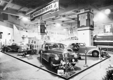 38. Internationale Automobil-Ausstellung in London, 21.-31.10.1953. 
Mercedes-Benz Roadster 300 S, Mercedes-Benz Innenlenker 300 und Mercedes-Benz Innenlenker 170 S-D auf dem Ausstellungsstand.