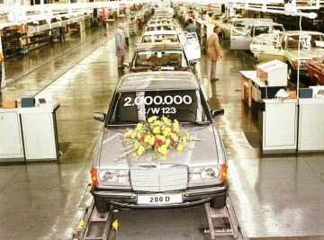 Mercedes-Benz 200 D
19 September 1982. The two-millionth 123-series vehicle produced in Sindelfingen since the end of 1975 leaves the assembly line.
