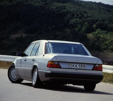 Mercedes-Benz Typ 230 E Limousine der Baureihe 124 aus dem Jahr 1989. Modifiziert Sportline