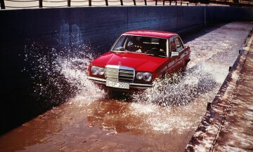 Mercedes-Benz saloon, 123 series, water crossing on the Untertürkheim test track, 1980.