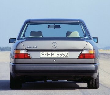 Mercedes-Benz 230 E
saloon, W 124, 1984.