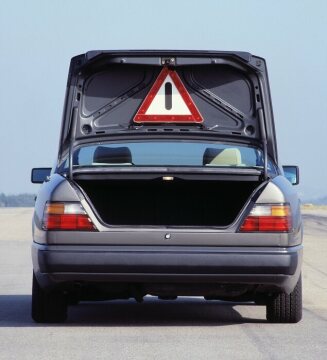 Mercedes-Benz Limousine, W 124, 1984
Bereits bei offenem Heckdeckel wird das serienmässige Warndreieck weithin sichtbar.