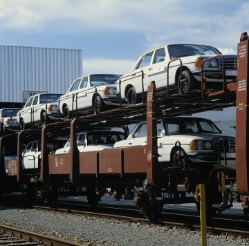 Mercedes-Benz saloon, model series 123
Loading at the Sindelfingen plant, 1982