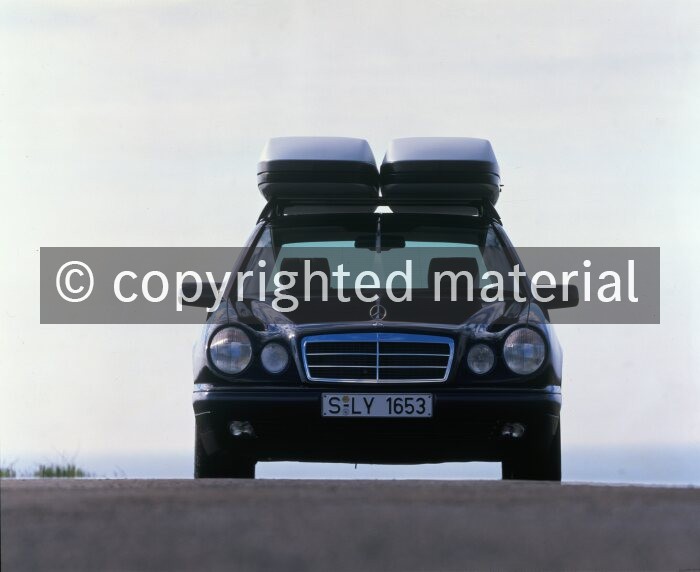 B95F1211 Mercedes-Benz E-Klasse-Limousine der Baureihe 210