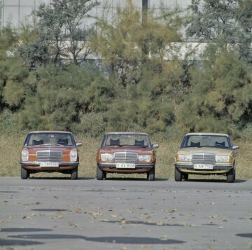 Mercedes-Benz "Strich-Acht" 200 D - 240 D Limousinen, 1973 - 1976 im Vergleich (links). 
Typische Erkennungszeichen der neuen Typen innerhalb der Baureihe 200 D - 280 E sind vorne die charakteristischen Rundscheinwerferder (200 D bis 250) sowie die Breitband-Halogenscheinwerfer der Typen 280 und 280 E serienmäßig.