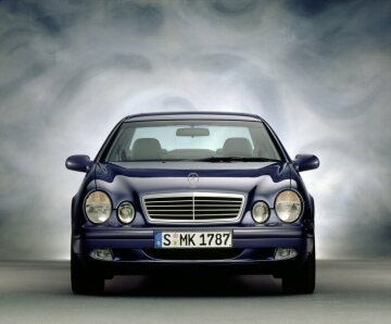 Mercedes-Benz CLK 230 Kompressor der Baureihe 208. Die Baureihe erlebt ihre Weltpremiere im Januar 1997 auf der North American International Auto Show (NAIAS) in Detroit. Studiofoto, Frontansicht. 