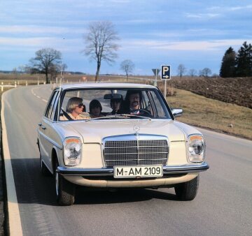 Weltpremiere: Im Mercedes-Benz Limousine 240 D 3.0 der Baureihe W 115 arbeitete erstmals ein Fünfzylinder-Dieselmotor in einem Pkw.
1974-1976