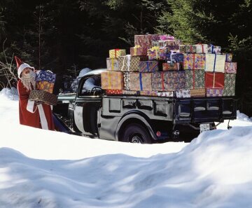 Christmas, 1996. Santa Claus as driver at the Mercedes-Benz Type 170 V platform truck (W 136) loaded with Christmas parcel.