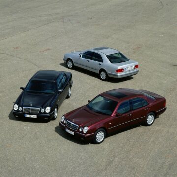 Mercedes-Benz Limousine, Baureihe 210, 1995
Lines: Classic (hinten), Elegance (rechts) und Avantgarde (links)