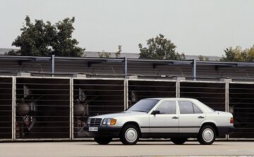 Mercedes-Benz Limousine, W 124 im Seitenwindversuch, 1986