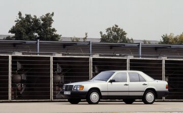 Mercedes-Benz saloon, W 124 crosswind test, 1986