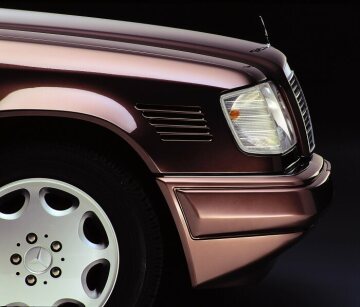 Mercedes-Benz 124 series, 1993
Partial view of right front fender with air inlet slots (turbodiesel)