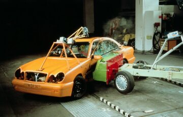 Mercedes-Benz E-Klasse 1995. Eine stabile Karosseriestruktur mit zahlreichen Querversteifungen verringert das Verletzungsrisiko der Insassen bei einer Seitenkollision. Als weltweit erster Automobilhersteller setzt Mercedes-Benz in der E-Klasse serienmäßig Gurtkraftbegrenzer ein. Der Seitenaufprallschutz wird durch den Einsatz eines neu entwickelten Sidebags noch besser.