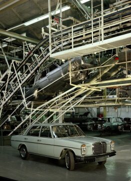 Top model fresh from the production line: Mercedes-Benz 250 (W 114) in final assembly at the Sindelfingen plant.