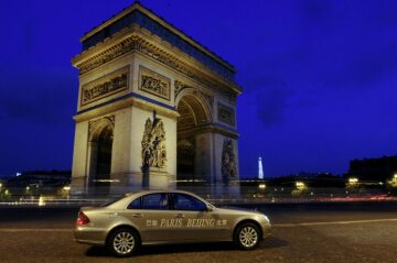 Mercedes-Benz E-Class Saloon, 211 series, 2006. The "E-Class Experience" from Paris/France to Beijing/China started on 21 October 2006. Around 350 international journalists and other participants were on the road in 36 diesel-powered E-Class Saloons in 5 stages over 26 days. They drove through 9 countries on their 13,600-kilometre endurance trial.Photos taken in Paris.