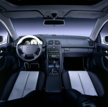 Mercedes-Benz CLK 55 AMG Coupé, Baureihe 208
Der Blick in den Innenraum verrät den exklusiven Charakter dieses Automobils. Sitze, Türinnenverkleidungen, Sportlenkrad und Automatik-Wählhebel sind mit feinem Leder überzogen, das auf Wunsch auch zweifarbig erhältlich ist. Sidebags in den Türen, Multikonturlehne in Fahrer- und Beifahrersitz, Sitzheizung, Klimatisierungs-Automatik und Stereo-Autoradio sind weitere serienmäßige Details im Innenraum des CLK 55 AMG, die Sicherheit und Komfort erhöhen.