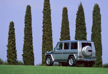 Mercedes-Benz G 55 AMG, Station lang, Geländewagen, Baureihe 463, 2000, erscheint ab 2003 als Spitzenmodell. Edelstahl-Rammschutz, Heckleuchten- und Scheinwerferschutzgitter. V8-Motor M 113 mit 5.439 cm³ und 260 kW/354 PS, Höchstgeschwindigkeit elektronisch begrenzt auf 210 km/h. Seit November 2001 ist die G-Klasse erstmals offiziell in den USA erhältlich, sie trifft auf unerwartet große Nachfrage.
