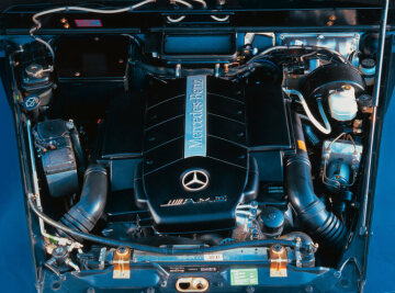 Mercedes-Benz G 55 AMG, Geländewagen, Baureihe 463, 2000, mit Edelstahl-Rammschutz und Scheinwerferschutzgitter, V8-Motor M 113 mit 5.439 cm³ und 260 kW/354 PS.