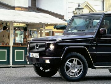 Mercedes-Benz G 500, Station-Wagen lang, Geländewagen, Baureihe 463, Version 1999. V8-Motor M 113, 4.966 cm³, 218 kW/296 PS, 5-Gang-Automatik-Getriebe, Außenspiegel in Wagenfarbe, weiße Blinkleuchten. Seitenscheiben Laderaum abgedunkelt, Trittbretter seitlich aus Edelstahl (Sonderausstattung).