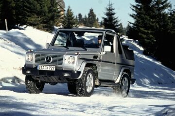 Mercedes-Benz G 500 Cabrio, Geländewagen, Baureihe 463, 2000. Brillantsilber Metallic, Verdeck Schwarz, Leder Schwarz. Reserveradabdeckung in Edelstahl, Edelstahl-Trittbrett seitlich links und rechts (Sonderausstattungen).