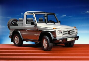 Mercedes-Benz G Cabriolet, 2-door Off-Roader, model series 463, 1990 version, radiator grille finished in vehicle colour. Available as 250 GD, 300 GD, 230 GE, 300 GE. Astral silver metallic (MB 9735), black soft top, black fabric interior.