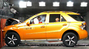 Mercedes-Benz M-Class, model series 164, 2004, body and safety, crash test with dummies. The safety of the new M-Class in a frontal off-set crash was calculated using powerful computer simulation and proven in numerous practical tests.