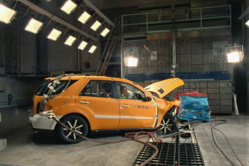 Mercedes-Benz M-Klasse-Mehrzweckfahrzeug der Baureihe 164. - Karosserie und Sicherheit: Die Sicherheit der neuen M-Klasse beim Offset-Crash wurde mithilfe leistungsfähiger Computersimulation berechnet und bei zahlreichen Praxistests abgesichert.