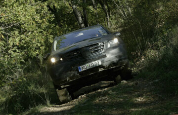 Mercedes-Benz M-Class, model series 164, 2005, testing, vehicle with body camouflage driving off-road. The M-Class can also demonstrate its qualities in tough off-road use.