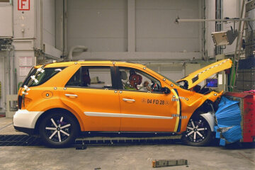 Mercedes-Benz M-Class, model series 164, 2004, body and safety, crash test with dummies. The safety of the new M-Class in a frontal off-set crash was calculated using powerful computer simulation and proven in numerous practical tests.