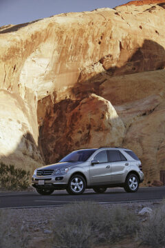 Mercedes-Benz ML 500 4MATIC, model series 164, 2005 version, V8 petrol engine M 113 E 50, 4966 cc, 225 kW/306 hp, 7G-TRONIC, USA version in genre photo. Travertine beige metallic (693), cashmere beige leather (204), burr walnut interior with chrome applications, 18-inch 5-spoke light-alloy wheels (standard equipment). Dark tinted glass, rear side windows and rear window, electric sliding sunroof, glass version (special equipment).