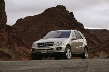 Mercedes-Benz ML 500 4MATIC, Baureihe 164, Version 2005, V8-Ottomotor M 113 E 50, 4.966 cm³, 225 kW/306 PS, 7G-TRONIC, USA-Ausführung in Genreaufnahme. Travertinbeige metallic (693), Leder Kaschmirbeige (204), Interieur Wurzelnuss mit Chromapplikationen, 18-Zoll-Leichtmetallräder im 5-Speichen-Design (Serienausstattung). Dunkel getöntes Glas, hintere Seitenfenster und Heckscheibe, Schiebe-Hebedach, elektrisch, in Glasausführung (Sonderausstattungen).