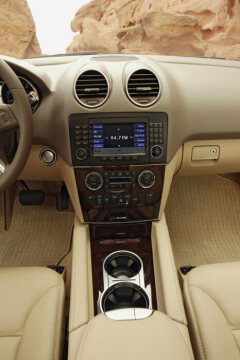 Mercedes-Benz ML 500 4MATIC, model series 164, 2005 version, V8 petrol engine M 113 E 50, 4966 cc, 225 kW/306 hp, 7G-TRONIC, USA version in genre photo. Travertine beige metallic (693), cashmere beige leather (204), burr walnut interior with chrome applications, THERMOTRONIC automatic climate control (standard equipment). COMAND APS control and display system with DVD navigation system and music CD drive, electric sliding sunroof, glass version, seat heating for driver and front passenger (special equipment).