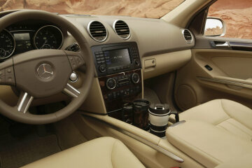 Mercedes-Benz ML 500 4MATIC, model series 164, 2005 version, V8 petrol engine M 113 E 50, 4966 cc, 225 kW/306 hp, 7G-TRONIC, USA version in genre photo. Travertine beige metallic (693), cashmere beige leather (204), burr walnut interior with chrome applications, THERMOTRONIC automatic climate control (standard equipment). COMAND APS control and display system with DVD navigation system and music CD drive, electric sliding sunroof, glass version, seat heating for driver and front passenger (special equipment).