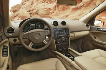 Mercedes-Benz ML 500 4MATIC, model series 164, 2005 version, V8 petrol engine M 113 E 50, 4966 cc, 225 kW/306 hp, 7G-TRONIC, USA version in genre photo. Travertine beige metallic (693), cashmere beige leather (204), burr walnut interior with chrome applications, THERMOTRONIC automatic climate control (standard equipment). COMAND APS control and display system with DVD navigation system and music CD drive, electric sliding sunroof, glass version, seat heating for driver and front passenger (special equipment).
