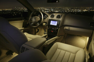 Mercedes-Benz ML 500 4MATIC, model series 164, 2005 version, V8 petrol engine M 113 E 50, 4966 cc, 225 kW/306 hp, 7G-TRONIC, USA version in genre photo. Travertine beige metallic (693), cashmere beige leather (204), burr walnut interior with chrome applications, THERMOTRONIC automatic climate control (standard equipment). COMAND APS control and display system with DVD navigation system and music CD drive, electric sliding sunroof, glass version, seat heating for driver and front passenger (special equipment).