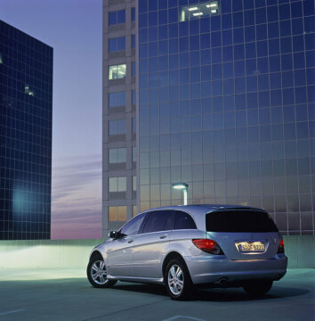 Mercedes-Benz R 500 4MATIC, Version mit langem Radstand, Baureihe 251, Version 2006, Iridiumsilber metallic (775). Interieur Alpakagrau, 18-Zoll-Leichtmetallräder im 5-Doppelspeichen-Design, Chrom-Paket (Serienausstattungen). Sonderausstattungen: Bi-Xenonscheinwerfer mit Zusatzfunktionen (Code 615), Panorama-Schiebedach (Code 413), wärmedämmendes Glas dunkel getönt, Seitenfenster hinten und Heckfenster (Code 840). Foto-Shooting in den USA 2005.