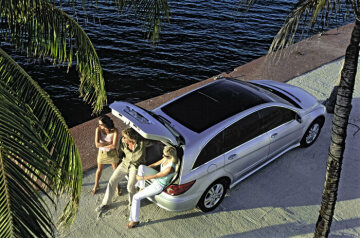 Mercedes-Benz R 500 4MATIC, Version mit langem Radstand, Baureihe 251, Version 2006, Iridiumsilber metallic (775). Interieur Alpakagrau, 18-Zoll-Leichtmetallräder im 5-Doppelspeichen-Design, Chrom-Paket (Serienausstattungen). Sonderausstattungen: Bi-Xenonscheinwerfer mit Zusatzfunktionen (Code 615), Panorama-Schiebedach (Code 413), wärmedämmendes Glas dunkel getönt, Seitenfenster hinten und Heckfenster (Code 840). Foto-Shooting in den USA 2005.