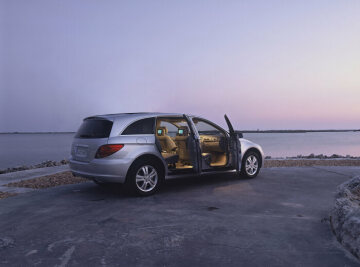 Mercedes-Benz R 500 4MATIC, Version mit langem Radstand, Baureihe 251, Version 2006, Iridiumsilber metallic (775). Interieur Alpakagrau, 18-Zoll-Leichtmetallräder im 5-Doppelspeichen-Design. Sonderausstattungen: Panorama-Schiebedach (Code 413), wärmedämmendes Glas dunkel getönt, Seitenfenster hinten und Heckfenster (Code 840), Styling-Paket (Code U61) inklusive Lederpolsterung (208), Innenraumlicht-Paket und Chrom-Paket. Komfort-Klimatisierungsautomatik Multi-Zonen-THERMOTRONIC (Sonderausstattung, Code 581) in Verbindung mit Komfort-Klimatisierungsautomatik im Fond (Code 582). Fond-Entertainment-System mit 2 Bildschirmen, DVD-Player und 2 Kopfhörern (Code 864) in Verbindung mit Mittelkonsole 2.Reihe, entnehmbar, inklusive Armauflage, Staufach und Stromversorgung für 12 Volt-Geräte (Code 575). Foto-Shooting in den USA 2005.