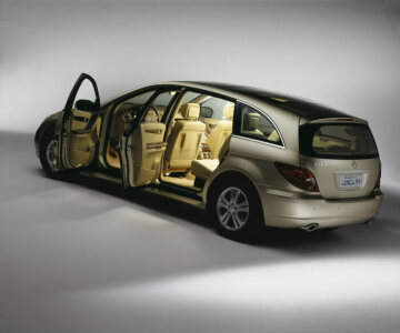 Mercedes-Benz R 500 4MATIC, Version mit langem Radstand, Baureihe 251, Ausführung für die USA (4MATIC Serienausstattung), Version 2006. Travertinbeige metallic (693), Interieur Kaschmirbeige. 18-Zoll-Leichtmetallräder im 5-Doppelspeichen-Design, Panorama-Schiebedach, wärmedämmendes Glas dunkel getönt, Seitenfenster hinten und Heckfenster (Verkaufsbezeichnung in den USA: Privacy glass). Komfort-Klimatisierungsautomatik Multi-Zonen-THERMOTRONIC in Verbindung mit Komfort-Klimatisierungsautomatik im Fond.