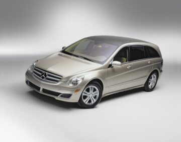 Mercedes-Benz R 500 4MATIC, version with long wheelbase, model series 251, version for the USA (4MATIC as standard), 2006 version. Travertine beige metallic (693), interior cashmere beige. 18-inch light-alloy wheels in 5-twin-spoke design, panoramic sliding sunroof, dark-tinted thermal insulation glass, rear side windows and rear window (sales designation in the USA: Privacy glass).