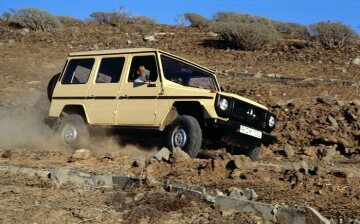 Mercedes-Benz 300 GD, station wagon long, off-road vehicle, 460 model series, 1979 version, wheat yellow (DB 1681) standard paintwork, interior brown fabric. With a gradeability of up to 80 per cent and lateral driving stability even at a lean angle of 54 per cent, the 230 G, 240 GD, 280 GE and 300 GD models master even the most difficult off-road driving situations with ease. Contributing to this are the ground clearance of 21 centimetres, the approach angle of 36 degrees and departure angle of 27 degrees, the fording depth of up to 60 centimetres and an axle articulation of 260 millimetres (with helical springs).