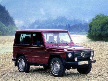 Mercedes-Benz G 300 Turbodiesel, Station-Wagen kurz, Geländewagen, Baureihe 463, 1997 - 2001. Reihensechszylinder-Turbodiesel-Motor OM 606, 2.996 cm³, 130 kW/177 PS. Rubinrot Metallic (MB 3572), Goodrich-Bereifung.