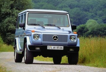 Mercedes-Benz model G 320 (long wheelbase), 5-door, Off-Roader, series 463, 1994, pearl blue metallic (MB 5348), 5-hole light-alloy wheels 7.5 x 16 inch for the enlarged disc brakes. Stainless steel running boards (special equipment).