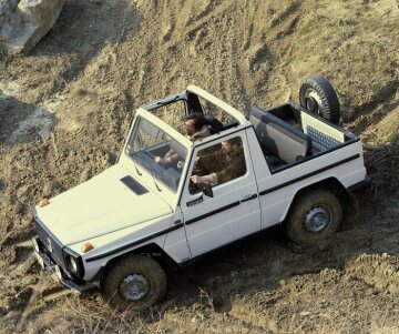 Mercedes-Benz 230 G, convertible, off-road vehicle, 460 model series, 1980 version. M 115 carburetted four-cylinder petrol engine, 2307 cc, 66 kW/90 hp. Cream (RAL 9001) standard paintwork, halogen fog lamps and spare wheel on the rear end (optional extras).