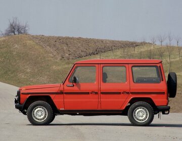 Mercedes-Benz 280 GE, station wagon long, off-road vehicle, 460 model series GE 28, 1981 version. M 110 in line, fuel-injected six-cylinder petrol engine, 2746 cc, 115 kW/156 hp (without catalytic converter). Carmine red (RAL 3002) standard paintwork, halogen fog lamps, spare wheel on the rear end (optional extras).