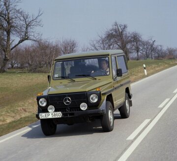 Mercedes-Benz 240 GD, station wagon short, off-road vehicle, 460 model series, 1981 version. Four-cylinder OM 616 pre-chamber diesel engine, 2399 cc, 53 kW/72 hp. Agave green (DB 6880) standard paintwork, halogen fog lamps, spare wheel on rear end (optional extras).