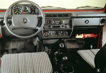 Mercedes-Benz G-Reihe, Geländewagen, Baureihe 460, 1982. Eine der auffallendsten Änderungen der Modellpflege im Interieur: die G-Reihe erhält das Lenkrad, den Lenkstockschalter und den Lichtdrehschalter der Mercedes-Benz Personenwagen. Außerdem wurden die Sitzbezüge geändert.