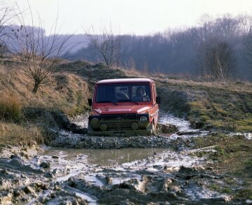 Mercedes-Benz 280 GE, Station-Wagen lang, Geländewagen, Baureihe 460 GE 28, Version 1981. Reihensechszylinder-Einspritz-Benzinmotor M 110, 2.746 cm³, 115 kW/156 PS (ohne Katalysator). Serienlackierung Karminrot (RAL 3002), Halogen-Nebelscheinwerfer, Reserverad am Heck (Sonderausstattungen).